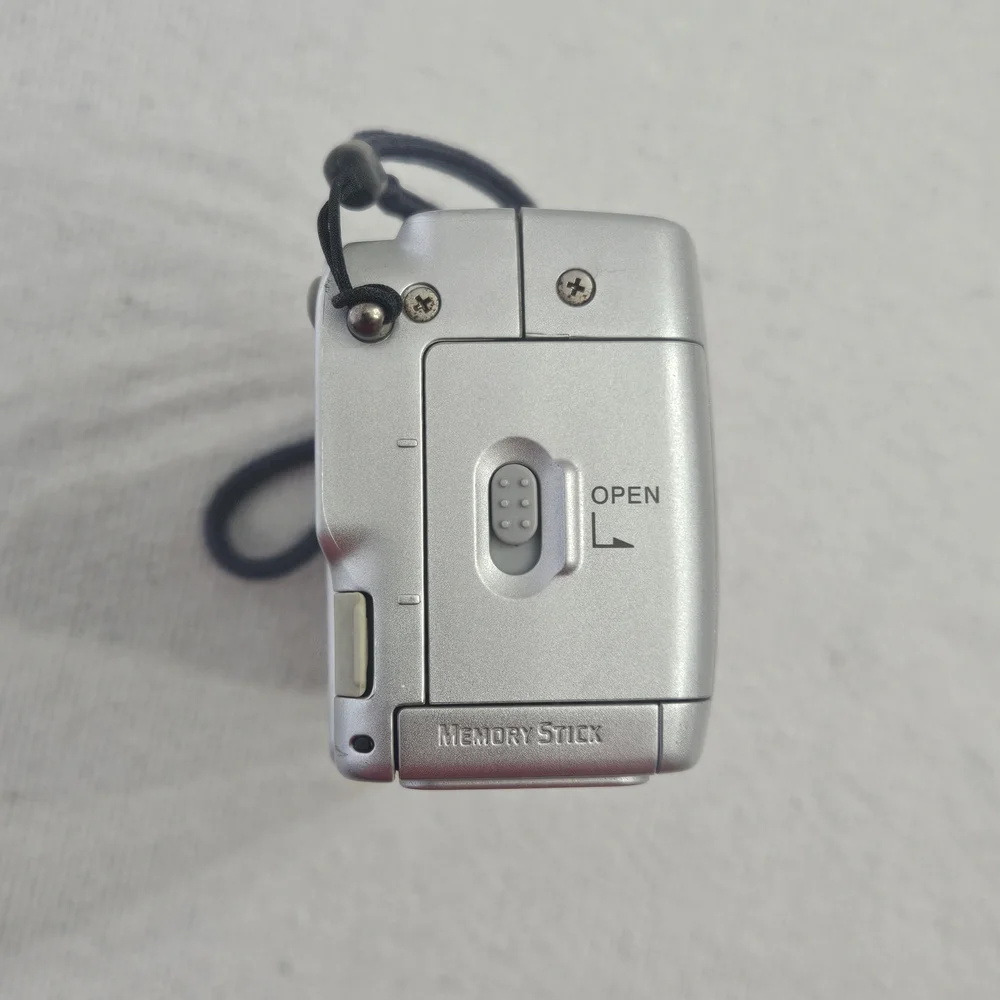 Sony Cyber-shot DSC-P71 3.2 MP Digital Camera 6X Zoom Multi Burst MPEG Movie HQX